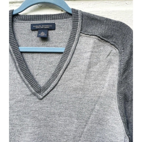 Banana Republic V-Neck Sweater Extra Fine Merino Wool Gray Two-Tone Pullover L - Picture 2 of 4